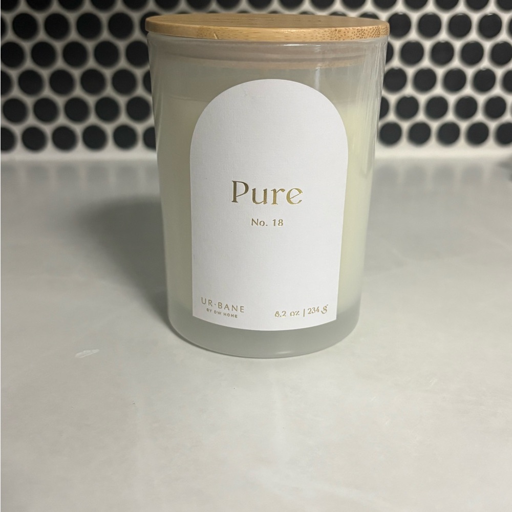 Urbane Pure No. 18 White Candle with Wooden Lid
